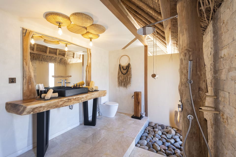 Shower, rainfall showerhead, free toiletries, hair dryer