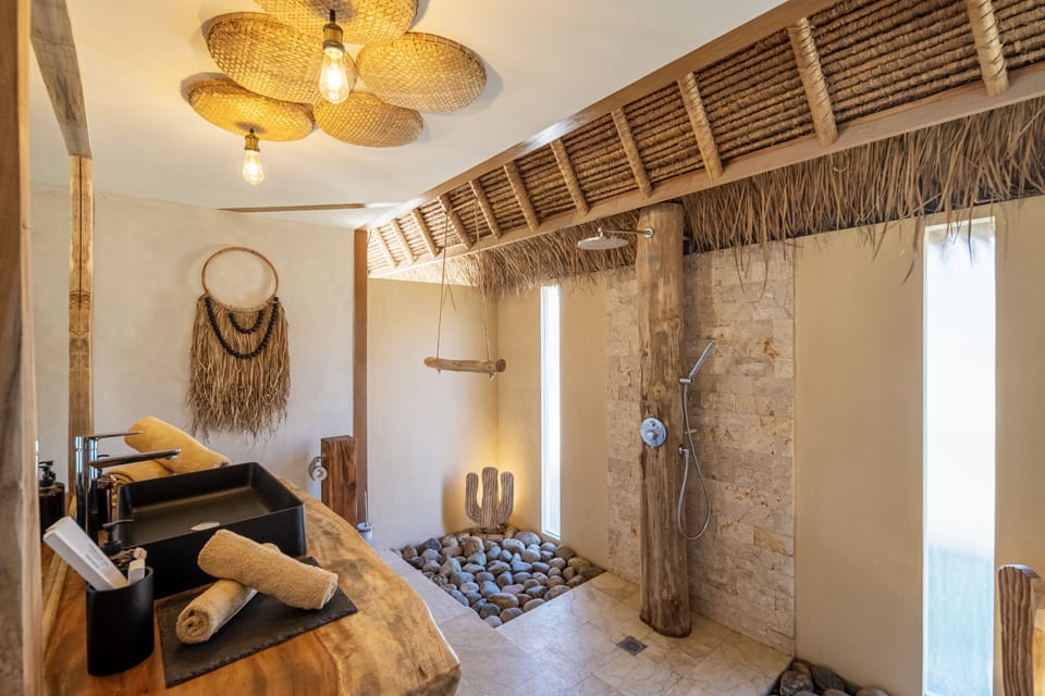 Shower, rainfall showerhead, free toiletries, hair dryer
