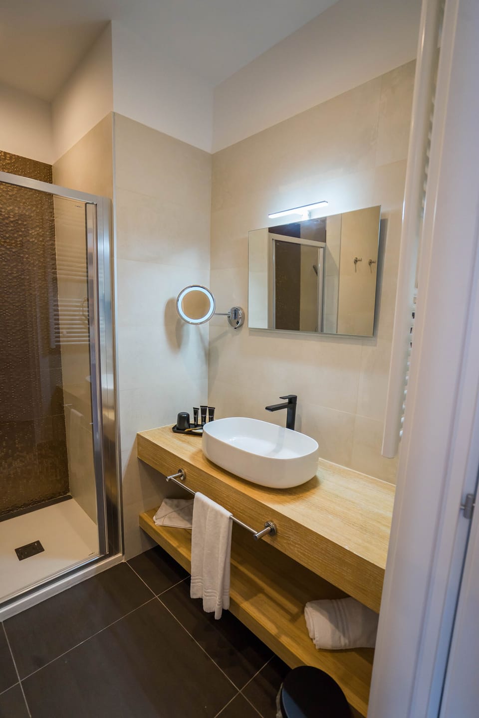 Deluxe Suite, Kitchenette | Bathroom | Shower, rainfall showerhead, hair dryer, slippers