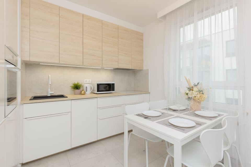 Kitchenette with plenty of kitchen utensils and dishes. 