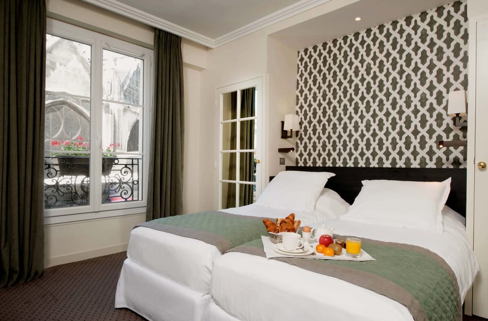 Classic Twin Room | Minibar, in-room safe, desk, soundproofing