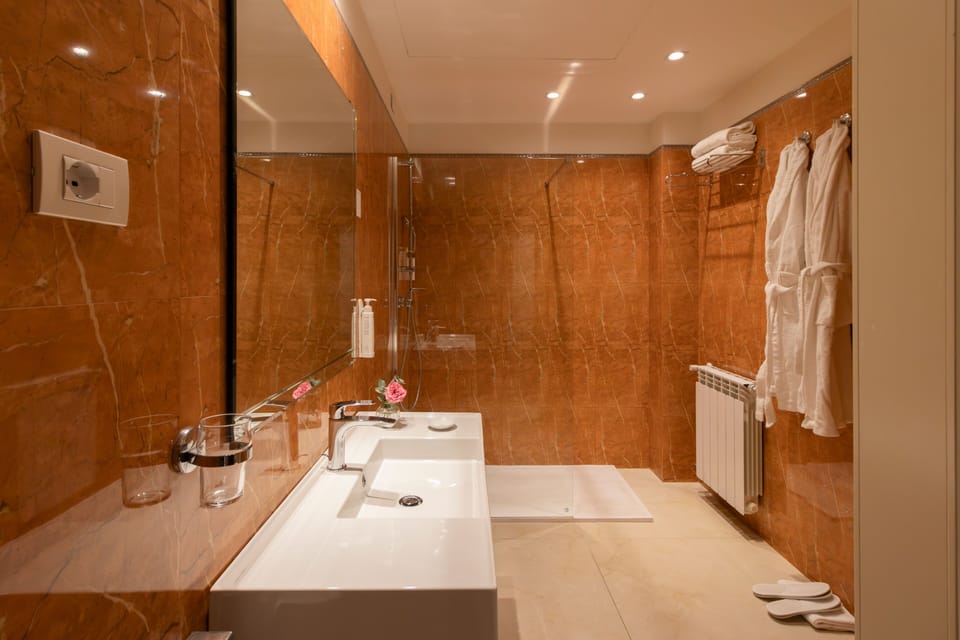 Shower, rainfall showerhead, free toiletries, hair dryer