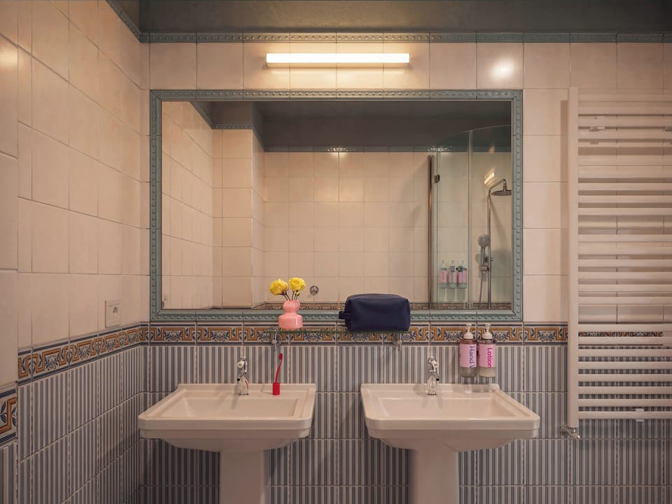 Shower, rainfall showerhead, free toiletries, hair dryer