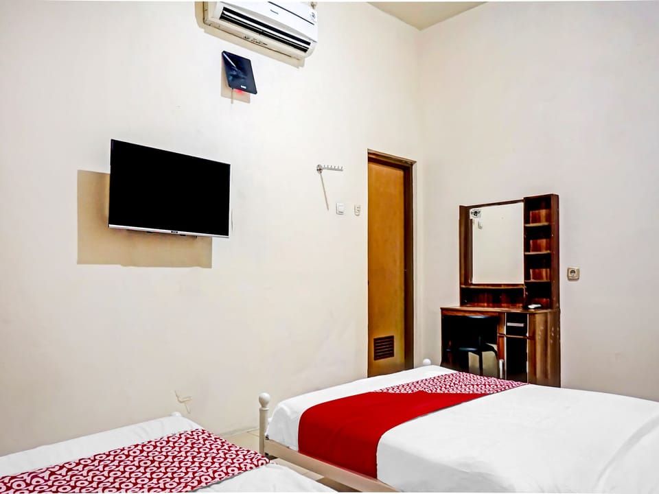Desk, free WiFi, bed sheets