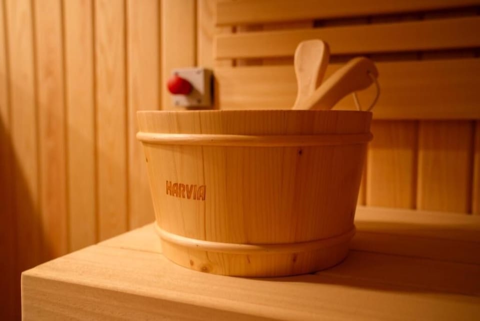 Couples treatment rooms, sauna, hot tub, aromatherapy