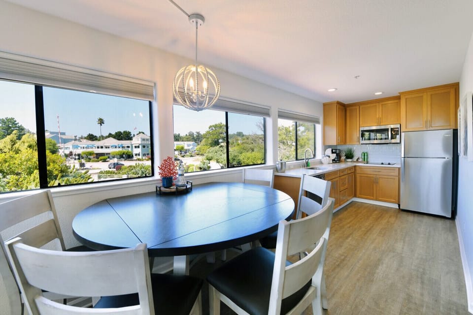 Elegant and open full kitchen & dining area.