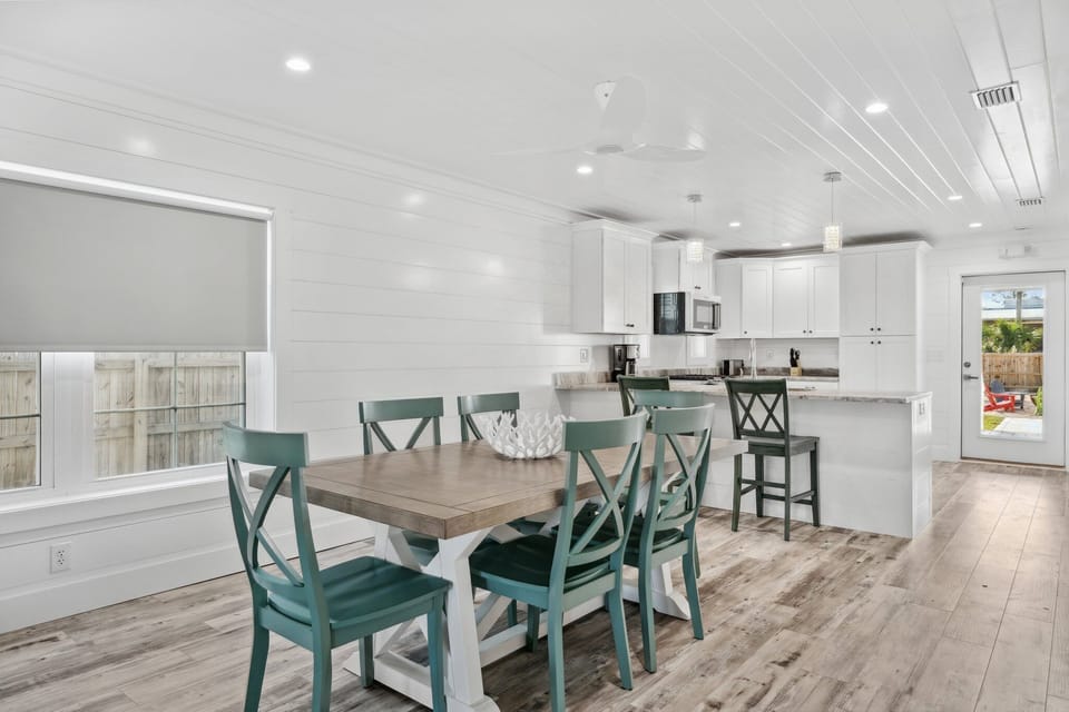 Dining Area and Bar