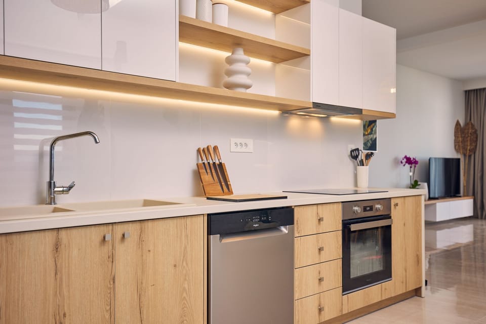 Deluxe Villa | Private kitchen | Full-size fridge, microwave, oven, stovetop