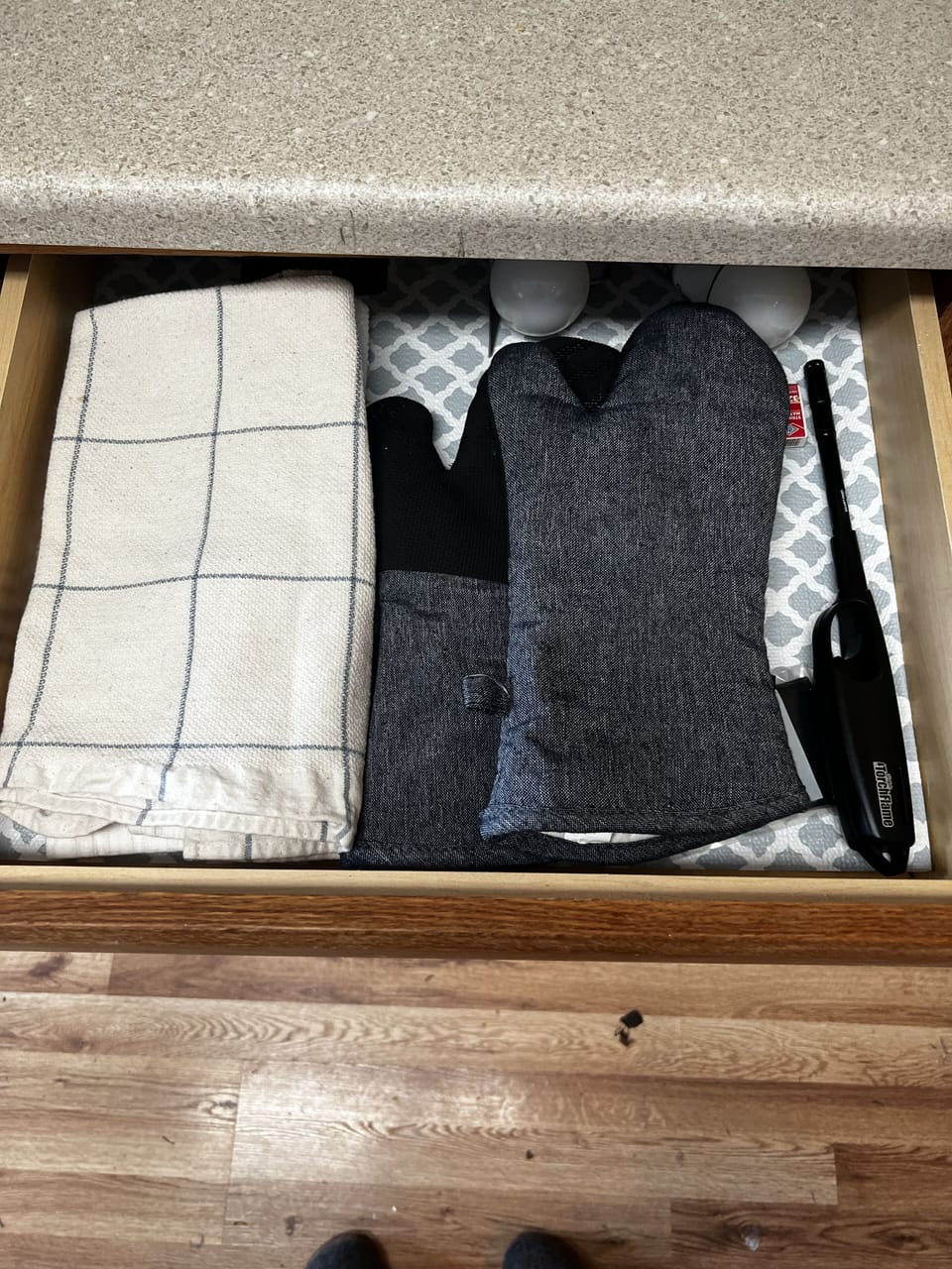 Handtowels, oven mitts provided 