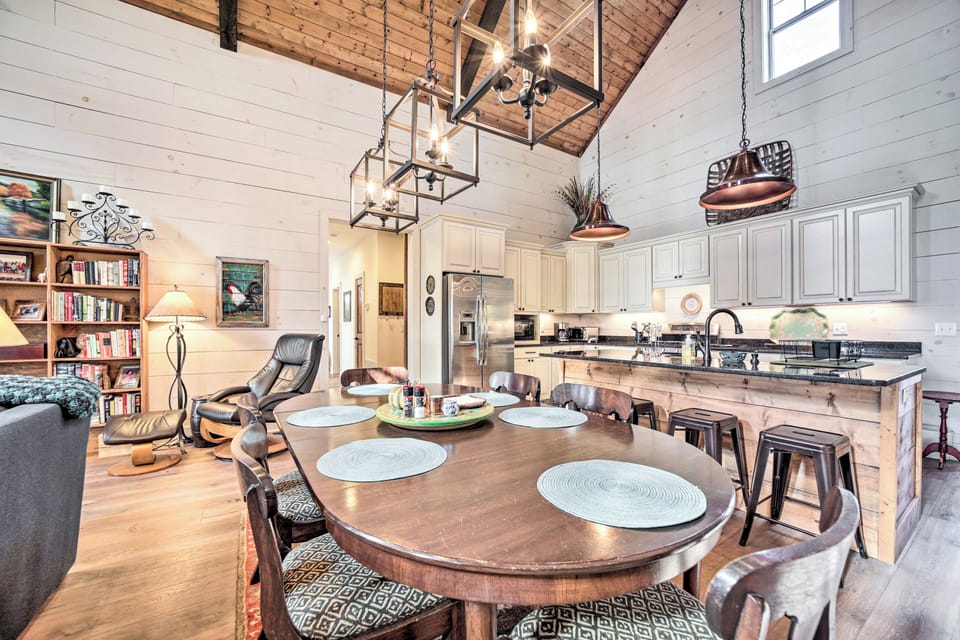 Dining Area | Dishware Provided