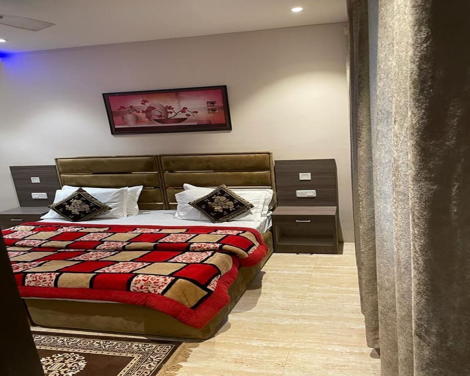 Deluxe Double Room | In-room dining