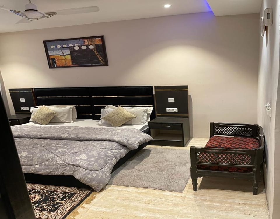 Deluxe Double Room | Living area | 32-inch LCD TV with cable channels, TV