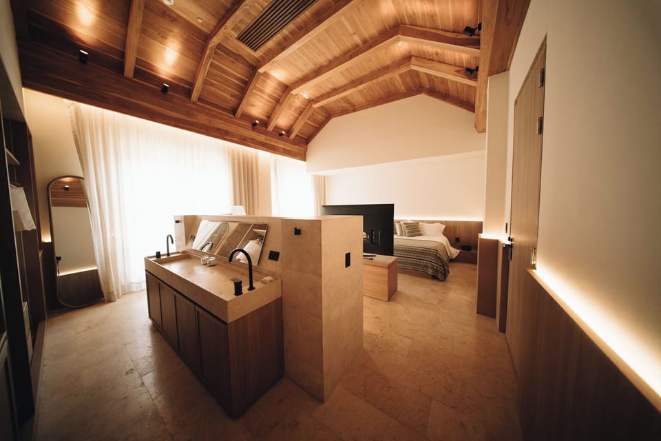 Signature Suite, Terrace | Bathroom | Free toiletries, hair dryer, towels, soap