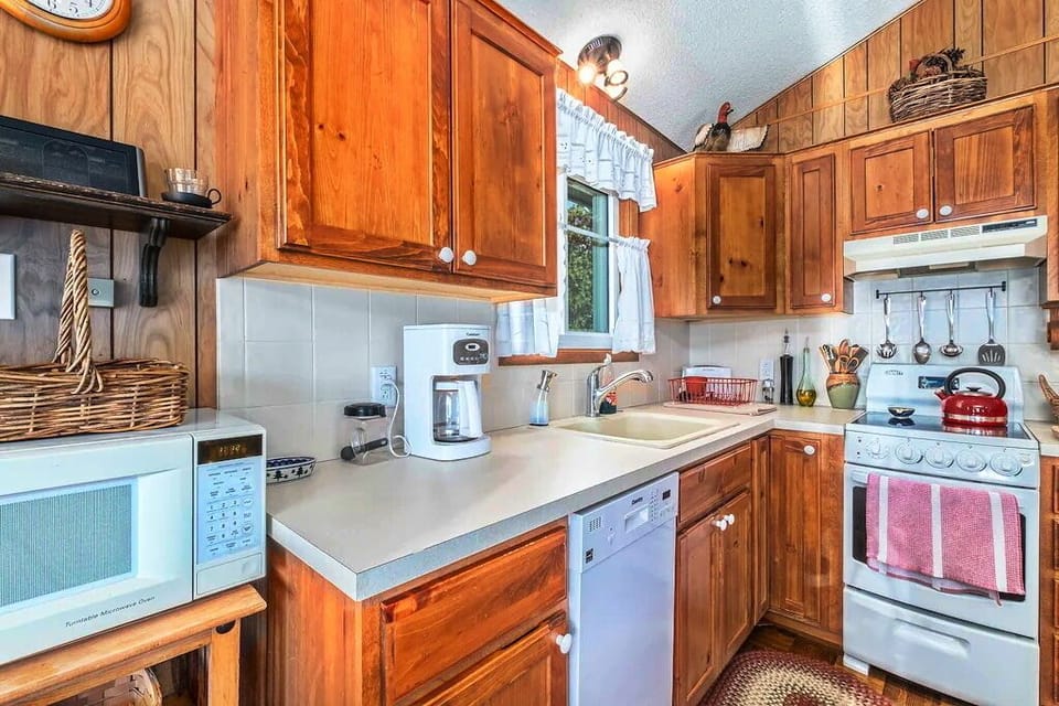 Kitchen with appliances 