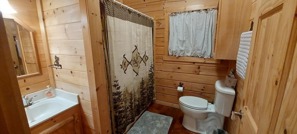 Bathroom 2 with tub/shower