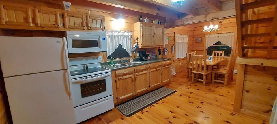 Fully equipped kitchen/dining area