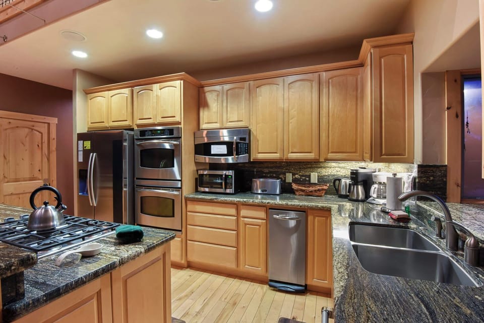 House, Multiple Beds, Patio, Mountain View (Skislope Sanctuary) | Private kitchen | Fridge, microwave, oven, dishwasher