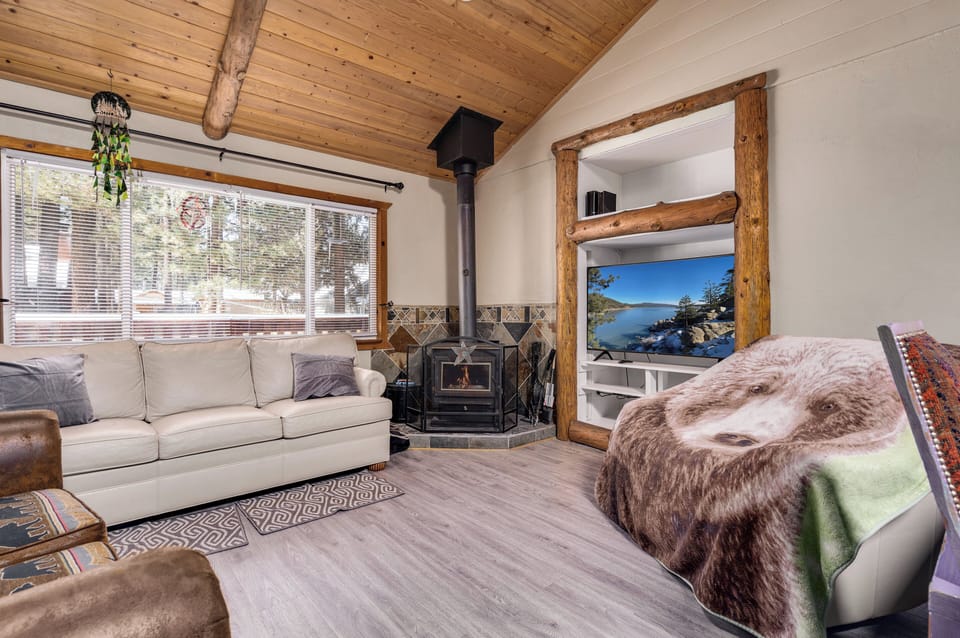 55” Curved Samsung Smart TV, Wood  Burning Stove & Vaulted Pine Ceilings