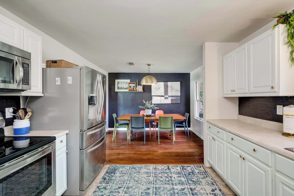Fully stocked kitchen with basic cookware, electric stove/oven, dish washer and fridge. Dining area off the kitchen for easy access. 