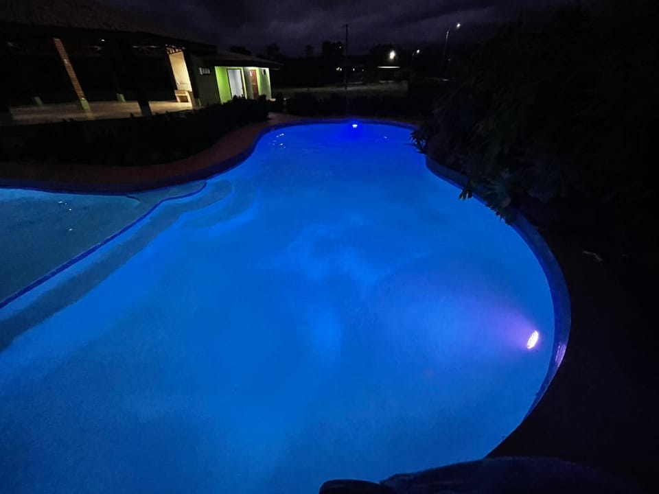 Pool at night (Piscina iluminada)