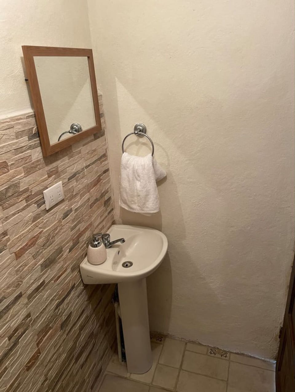 Half bathroom (Medio baño)