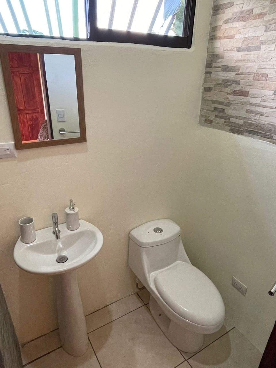 Secondary bathroom (Baño habitación secundaria)