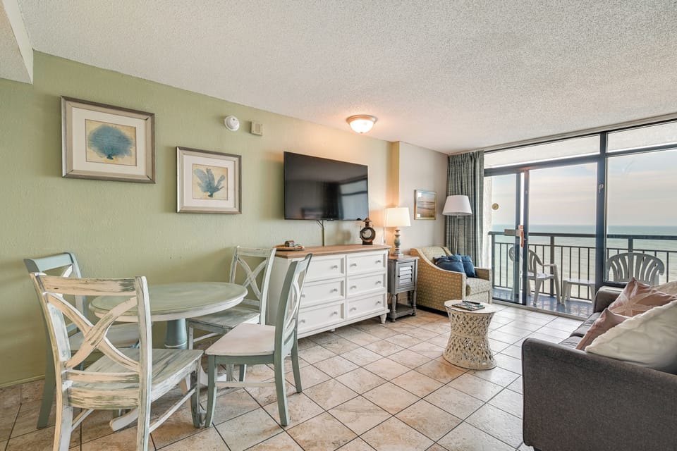 Dining Area | Dishes & Flatware Provided
