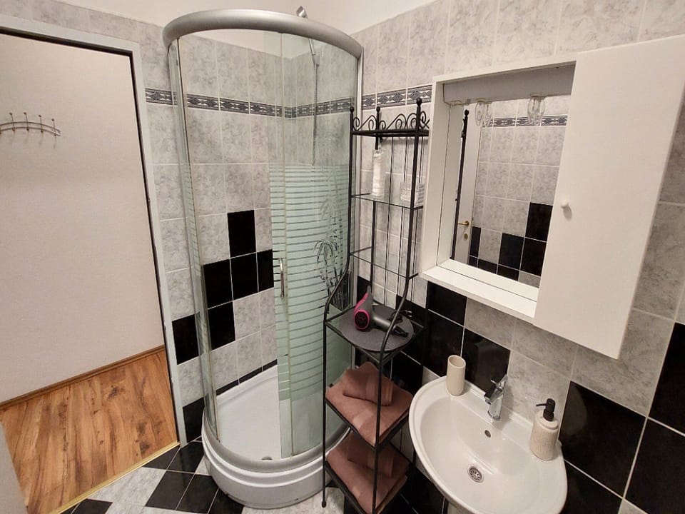 Double Room (Luxury Double Room) | Bathroom | Shower, towels