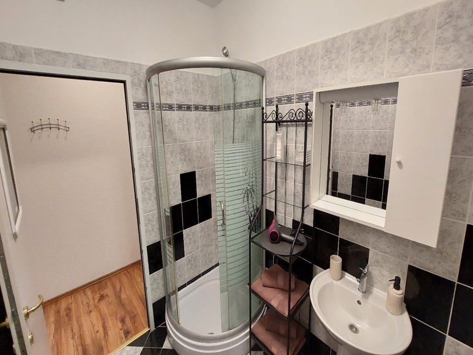 Double Room (Luxury Double Room) | Bathroom | Shower, towels