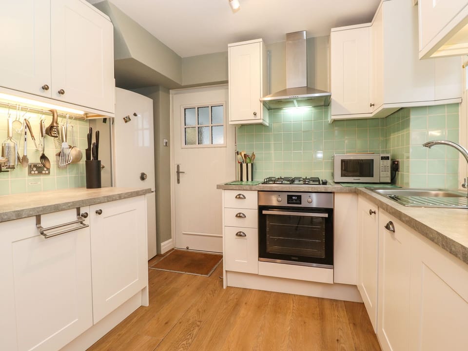 Dishwasher, cookware/dishes/utensils