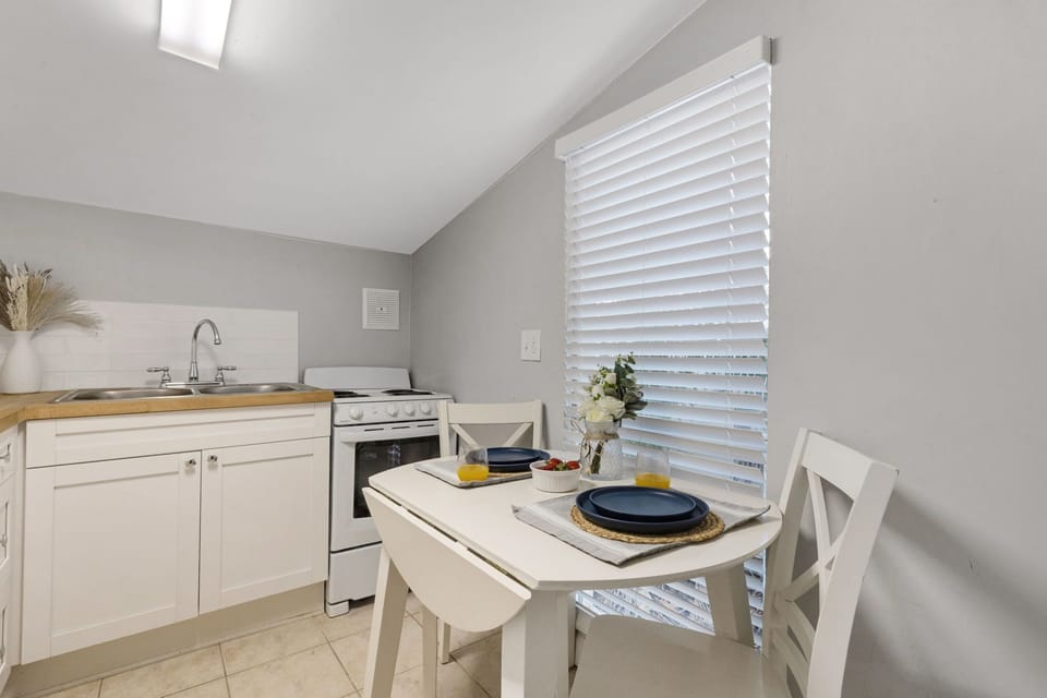 • Dining Nook – Perfect for meals, remote work, or planning your next beach adventure
