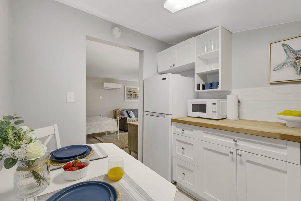 • Dining Nook – Perfect for meals, remote work, or planning your next beach adventure
