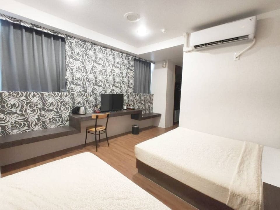 Deluxe Triple Room | Desk, laptop workspace, free WiFi, bed sheets