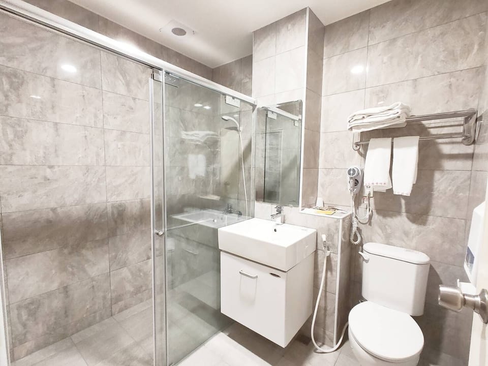 Deluxe Double Room | Bathroom | Shower, rainfall showerhead, free toiletries, hair dryer