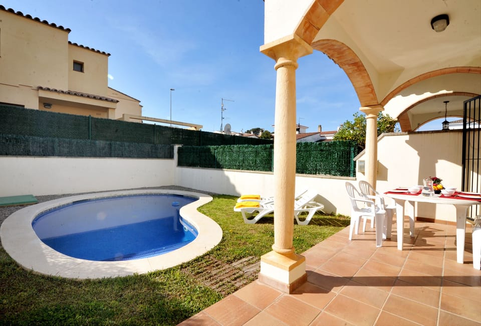house with garden for holiday rental