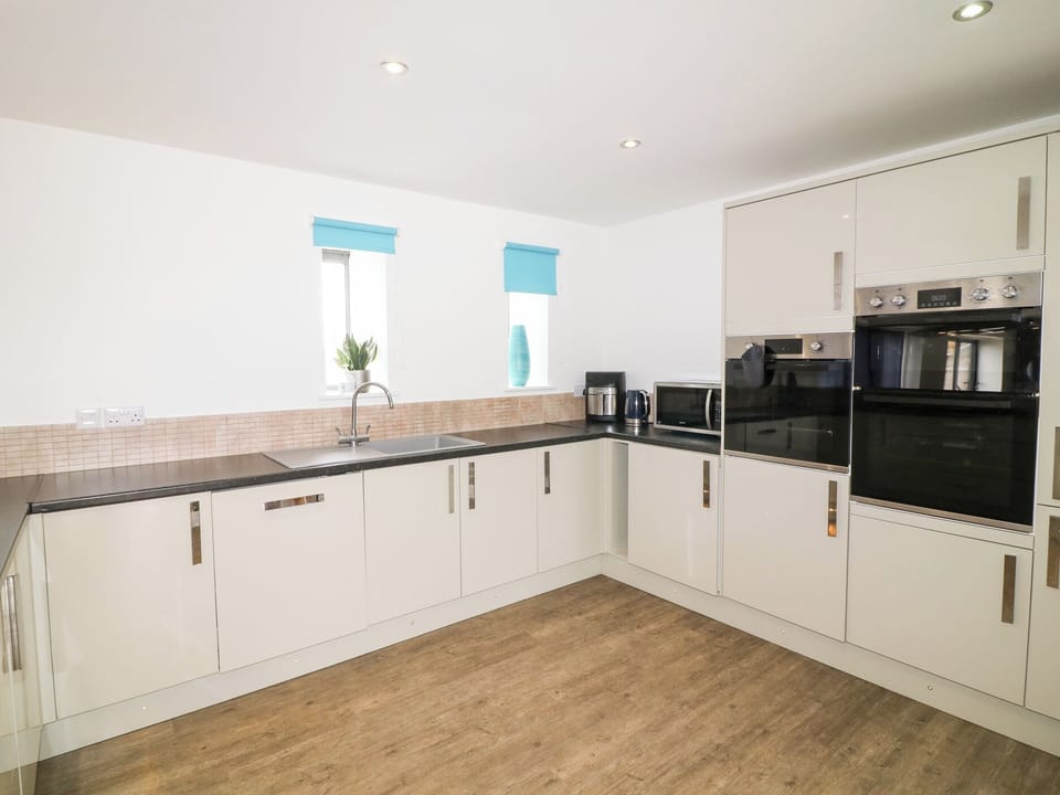 Cottage | Private kitchen | Fridge, dishwasher, electric kettle, toaster