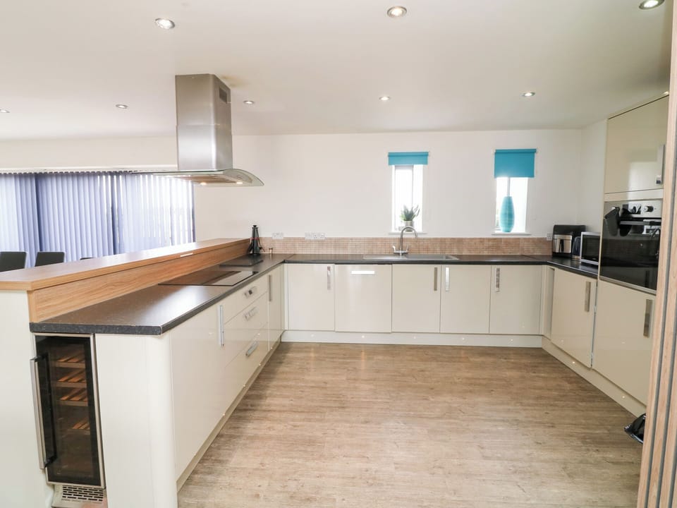 Cottage | Private kitchen | Fridge, dishwasher, electric kettle, toaster