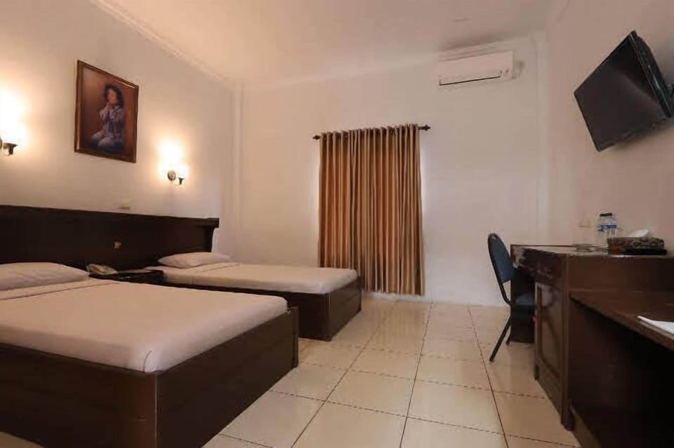 Executive Room | Desk, laptop workspace, WiFi (free)