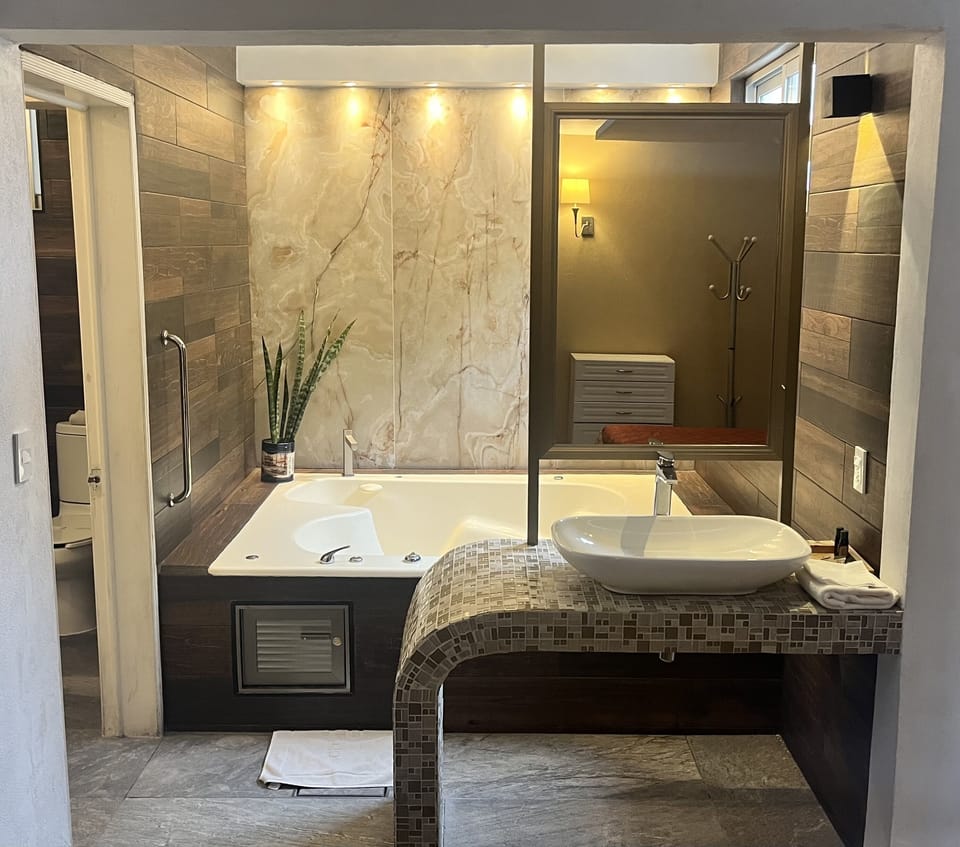 Junior Suite, Jetted Tub, Ground Floor | Bathroom | Hair dryer, soap, shampoo, toilet paper