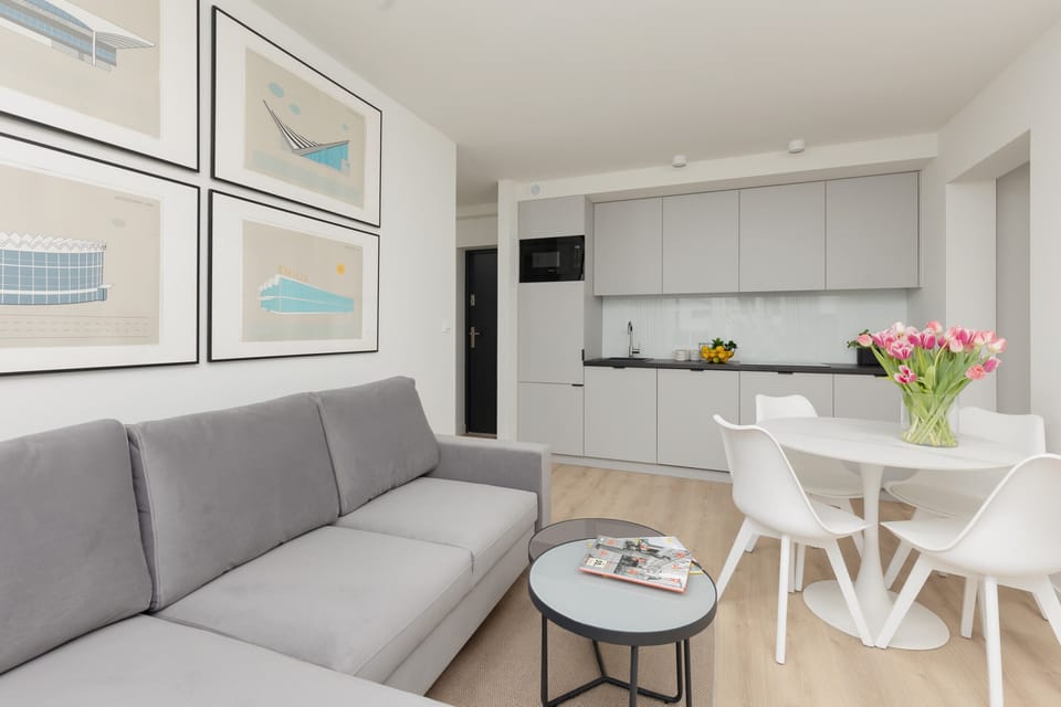 Stylish living room with coffe table. 