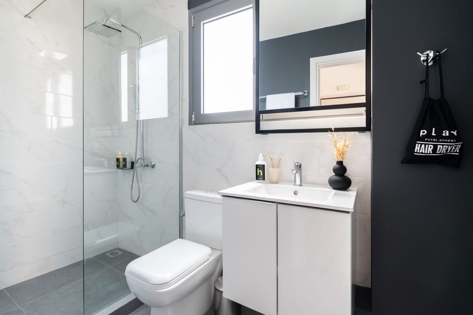 Deluxe Double Room, Balcony | Bathroom | Shower, rainfall showerhead, eco-friendly toiletries, hair dryer