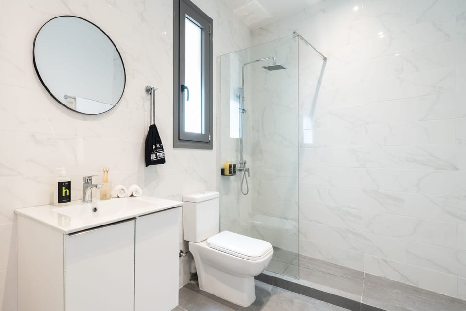 Junior Suite, Annex Building | Bathroom | Shower, rainfall showerhead, eco-friendly toiletries, hair dryer