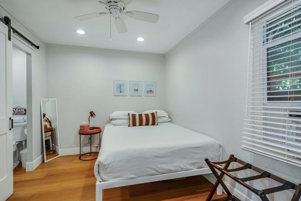 Cozy bedroom (Queen)