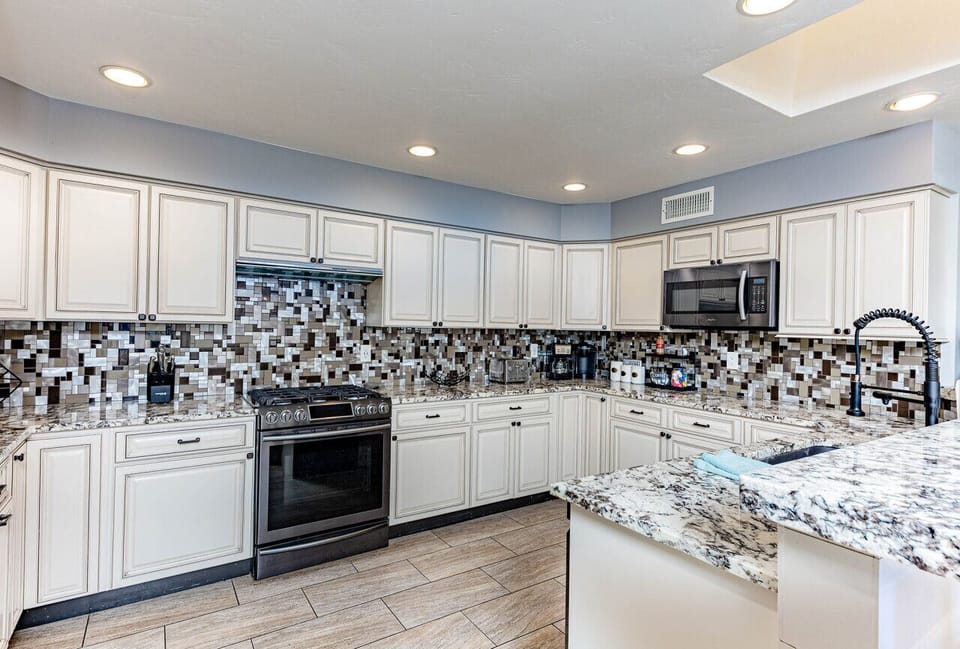 Fully stocked kitchen (toaster, blender, drip coffee maker, utensils)