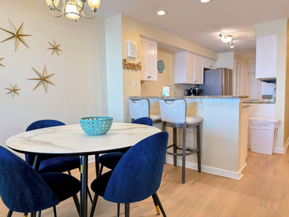 Palms 204 Dining Area