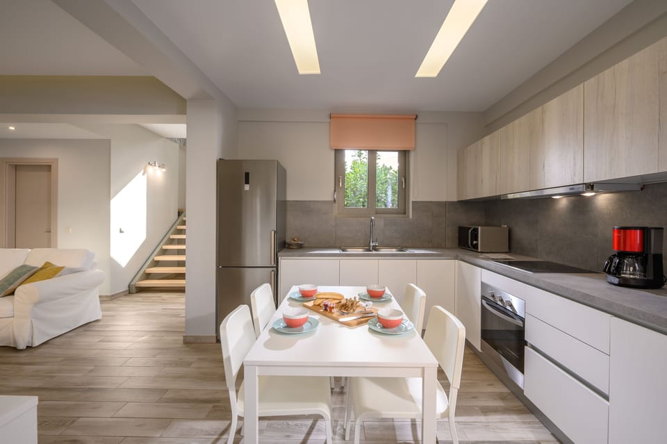 Full-size fridge, microwave, oven, stovetop