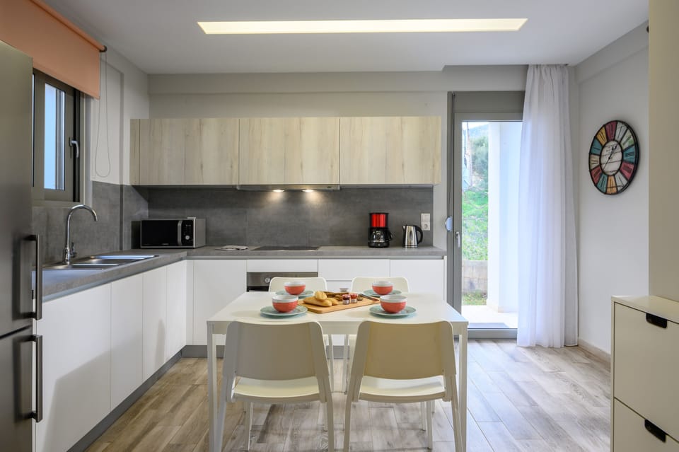 Full-size fridge, microwave, oven, stovetop