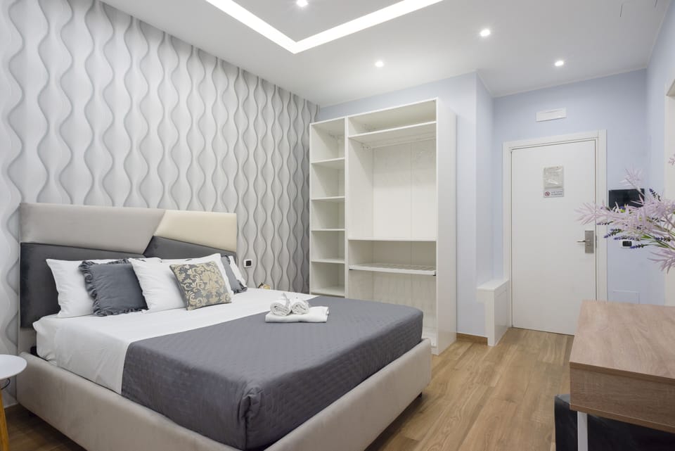 Design Room, 1 Bedroom, Ensuite, Courtyard View | Desk, laptop workspace, WiFi (free), individually decorated