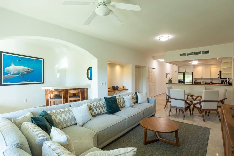 Cozy and beautiful living area with smart TV, phone (USA/CAN free), AC