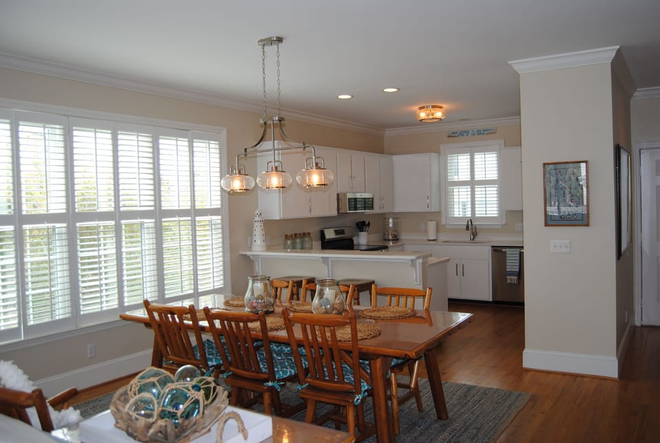 Dining Room & Kitchen Seats 10 (2 at bar)